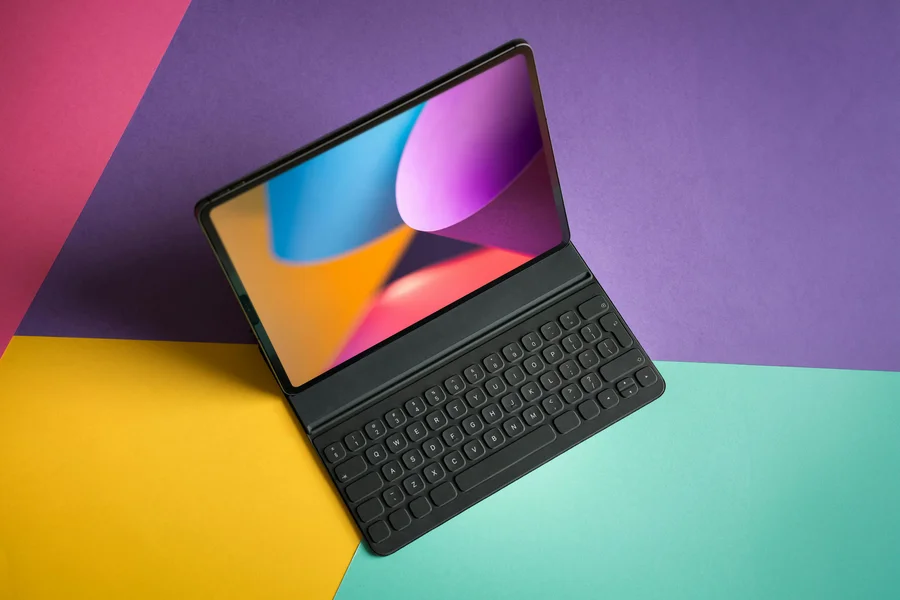 Tablet mit Tastatur und farbenfrohem Display – responsives Webdesign