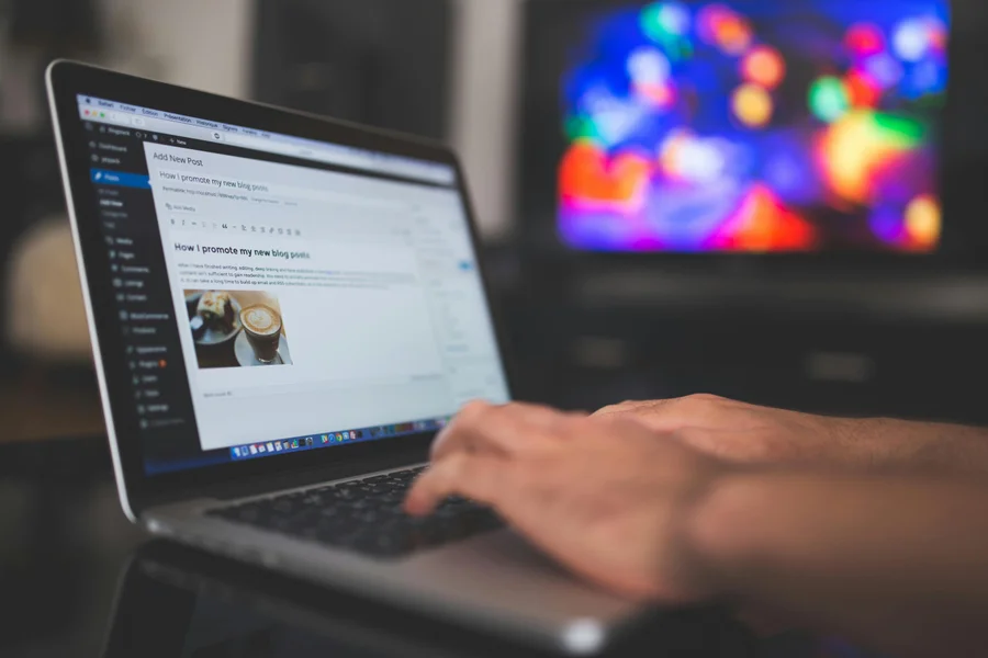 WordPress-Editor auf einem Laptop beim Erstellen eines Beitrags