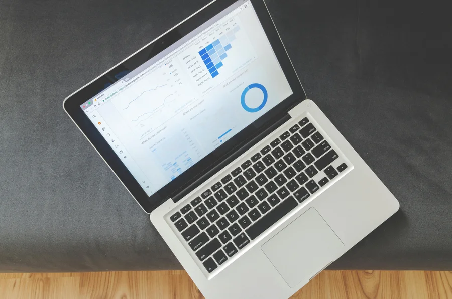 Laptop mit Analyse-Dashboard und Diagrammen